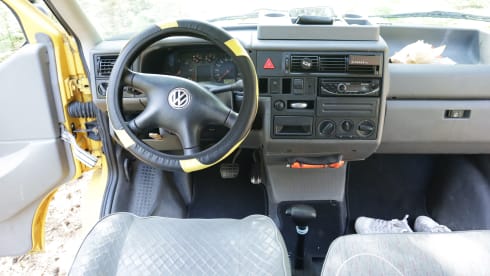 De Gele Bus – On the road with the Yellow Bus! (VW T4 from '99)