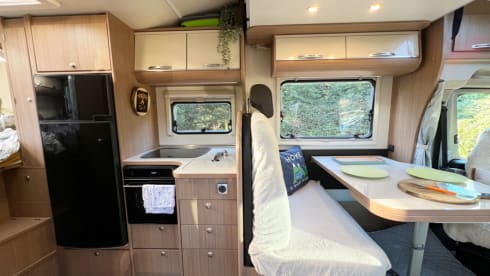 Bumble – Luxury, Warm & Comfy, Light & spacious van with 3 double beds