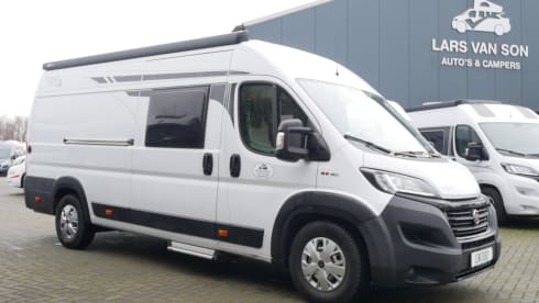 RoadCar (Pössl) 640, 2 slaap- 4 zitplaatsen, Lengtebedden, Busbiker