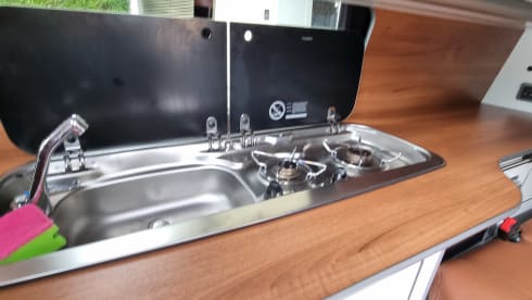 Tommie – 4 person VW, near Airport & major motorways! LWB, PopTop roof + loads more!