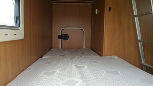 Nice, complete family camper with large seating area