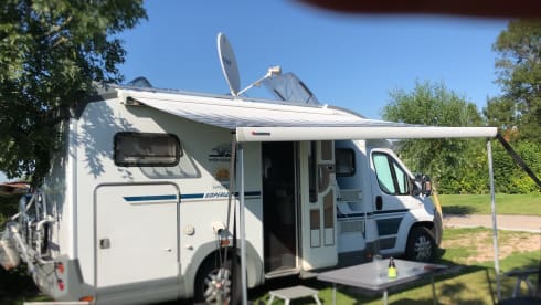 “De Zeeuwse Parel” – luxury 2-person camper for rent