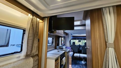 Rose – Rose - Luxury 4 Berth, Automatic Motorhome 