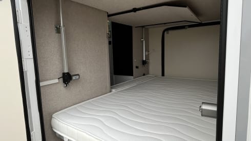 6p McLouis Glamys 320 alkoof bj 2024