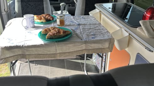 Bonnie – Mazda campervan met 3 slaapplaatsen uit 2002
