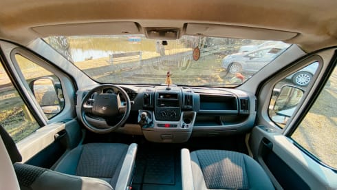 Accogliente camper per autobus fai-da-te (surf).