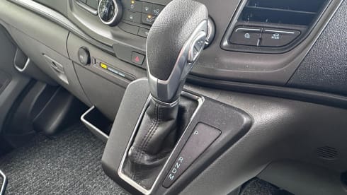 Bee – Fabulous six berth, five seat belt spacious motorhome 