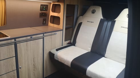 Vanessa – 4 berth Volkswagen T5 campervan 2.5 pdtdi 2007