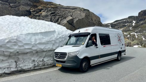camping-car de luxe avec lit longitudinal