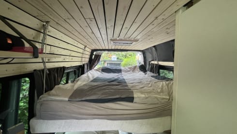 Beautifully spacious 2-4 person Bus camper Sprinter 2015