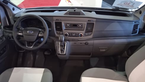 Roller Team 266 TL – Modern motorhome (2022) with luxurious queen-size bed and separate wellness area.