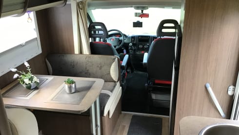 Young, luxurious, spacious, 6p. camper, 20 extra HP, large beds, 2 x air conditioning