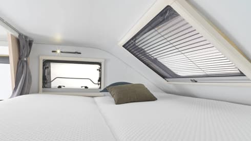 The Beast – Very recent, luxurious 4-person alcove camper