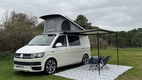 Freddie – 4 berth Volkswagen campervan from 2018 (Air con, Diesel heater and awning)