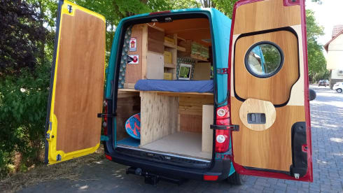 2p Volkswagen bus uit 2011