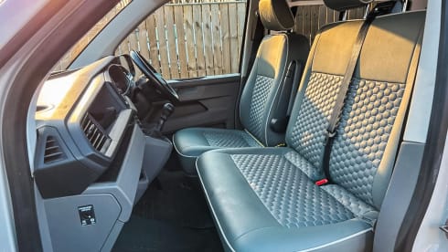 Rogue Three – Top Spec Volkswagen T6.1 | Comfortable & Slick | Sleeps 4