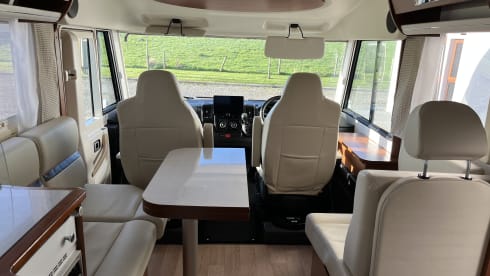 Rapido – Luxus-Wohnmobil: Kingsize-Inselbett, separate Dusche, große Garage
