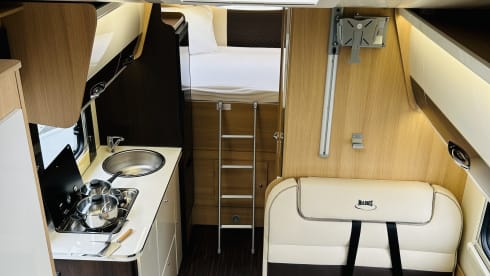 Queen Louise 2 – New luxury 6-person alcove camper