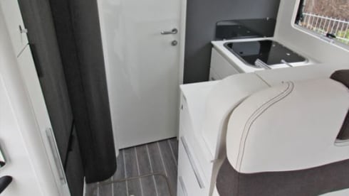 Roller Team Granduca 284 M – luxury alcove mobile home (Automatic!)