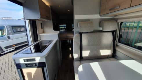 De Grijze XL – Hymer Bus Camper. 4 pers. Automatic 2020
