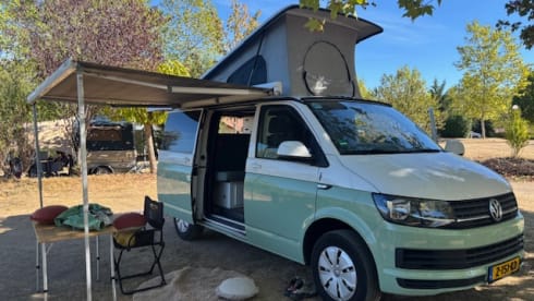Camper Volkswagen per 4 persone, modello 2027.
