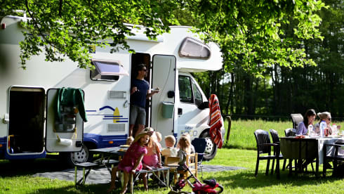 Ons Suzy – 6p Elnagh alcove family camper