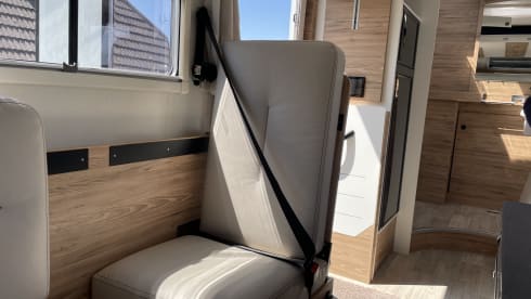 Amelie – Camping-car Pilote 7m 2 couchages avec salon spacieux.