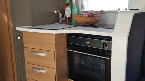 Adriaantje – LUXURY RV with QUEENSBED 4 pers
