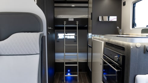 VEU – Large 6 Berth Motorhome | Air Conditioned | WiFi | Spacious 