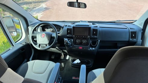 Compact luxury 4 pers. camper 2021 with lots of living space. Euro6 / 140hp 