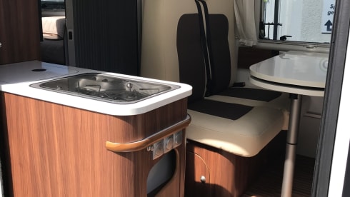 Twinny – Adria 640 SLX, length beds, solar panel, tow bar, roof rack, bike rack