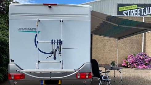 Beautiful camper with XXL garage and super layout!