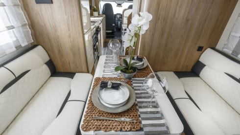 DELUXE 6 berth & 5 seatbelts – WiFi ✅, TV's ✅, Pets ✅, Awning, ✅ Bikes ✅ EU travel ✅