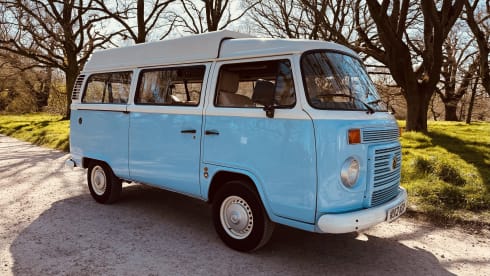 Dottie  – 4 berth classic Volkswagen t2 campervan 