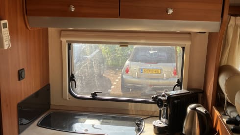 4p Knaus semi-integrated with 2x air conditioning / length beds / lifting bed (electric)