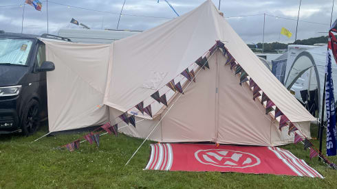 Ruby Tuesday  – Volkswagen Campervan mit 4 Schlafplätzen plus Rundzelt mit 4 Schlafplätzen 