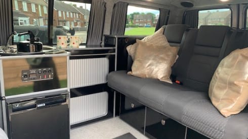 VW T5 campervan 4 berth/6 seats