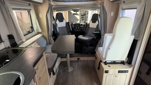 4 person Sunlight semi-integrated from 2019 AS NEW with air conditioning