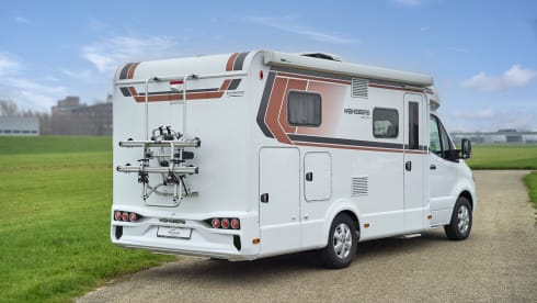 Pepper 3 Mercedes Benz – Super Mercedes Benz camper with TV, air conditioning and automatic transmission