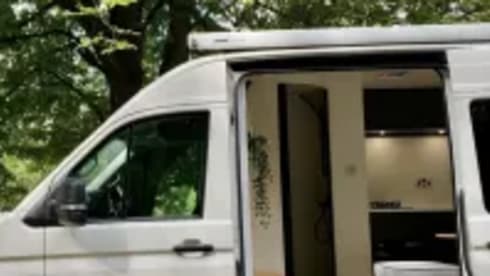 Luxury off grid Volkswagen LWB Crafter 2020 (3 berth)