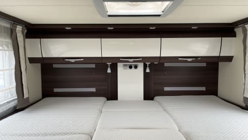Joep – Luxe Bürstner camper > KINGSIZE BED  (TV-AIRCO-VRIJE KM)