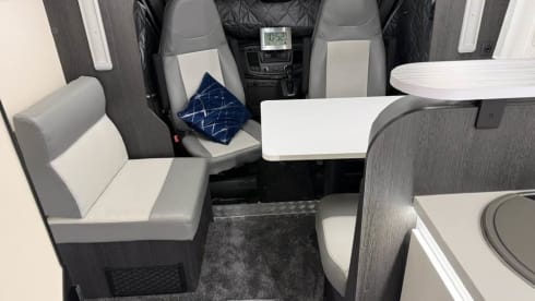 Hugo – Comfortabele en moderne Rollerteam camper - Gratis verzekering 