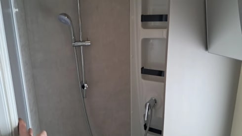 C28 – Zeer luxe 6 pers. Ahorn ,stapelbed, 2x Airco