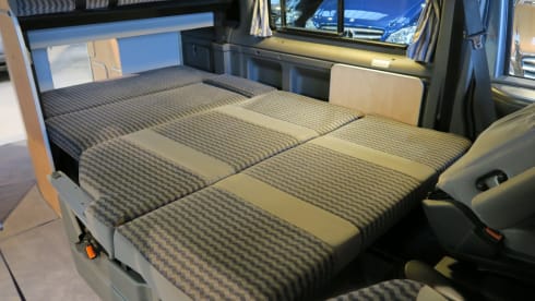 Nuggie – Nuggie wants to go, red Ford Transit nugget westfalia from 2006