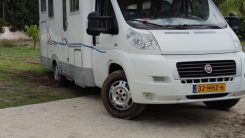 Adriaatje – 6p Adria alcove camper from 2008 The ideal family camper