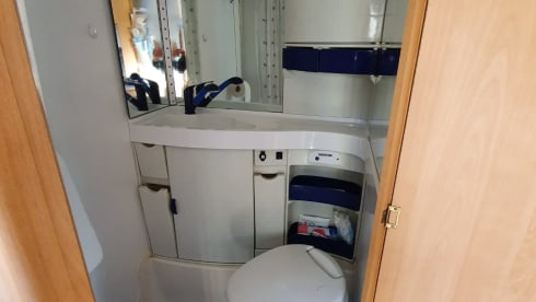 Bessie – Nice spacious alcove camper