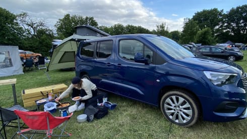 SLOWIE – 2p Sleeping Car on Wheels in an Opel Combo