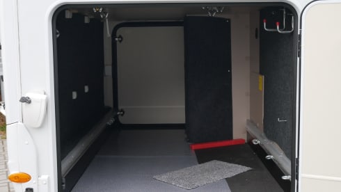 Etrusco T740, Queens- and pull-down bed, 4 sleeping- 4 seats.