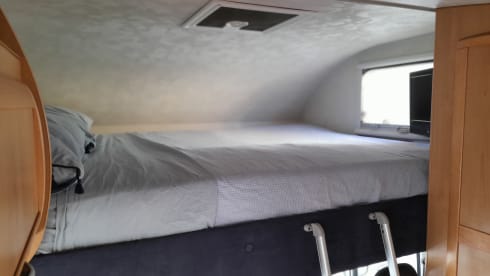 6-seater overcab McLouis Lagan 411