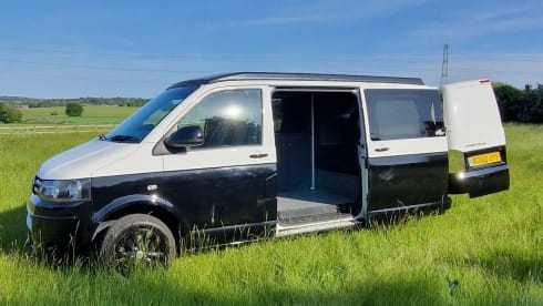 Pando  – VW T5 campervan 4 birth with deisel heater